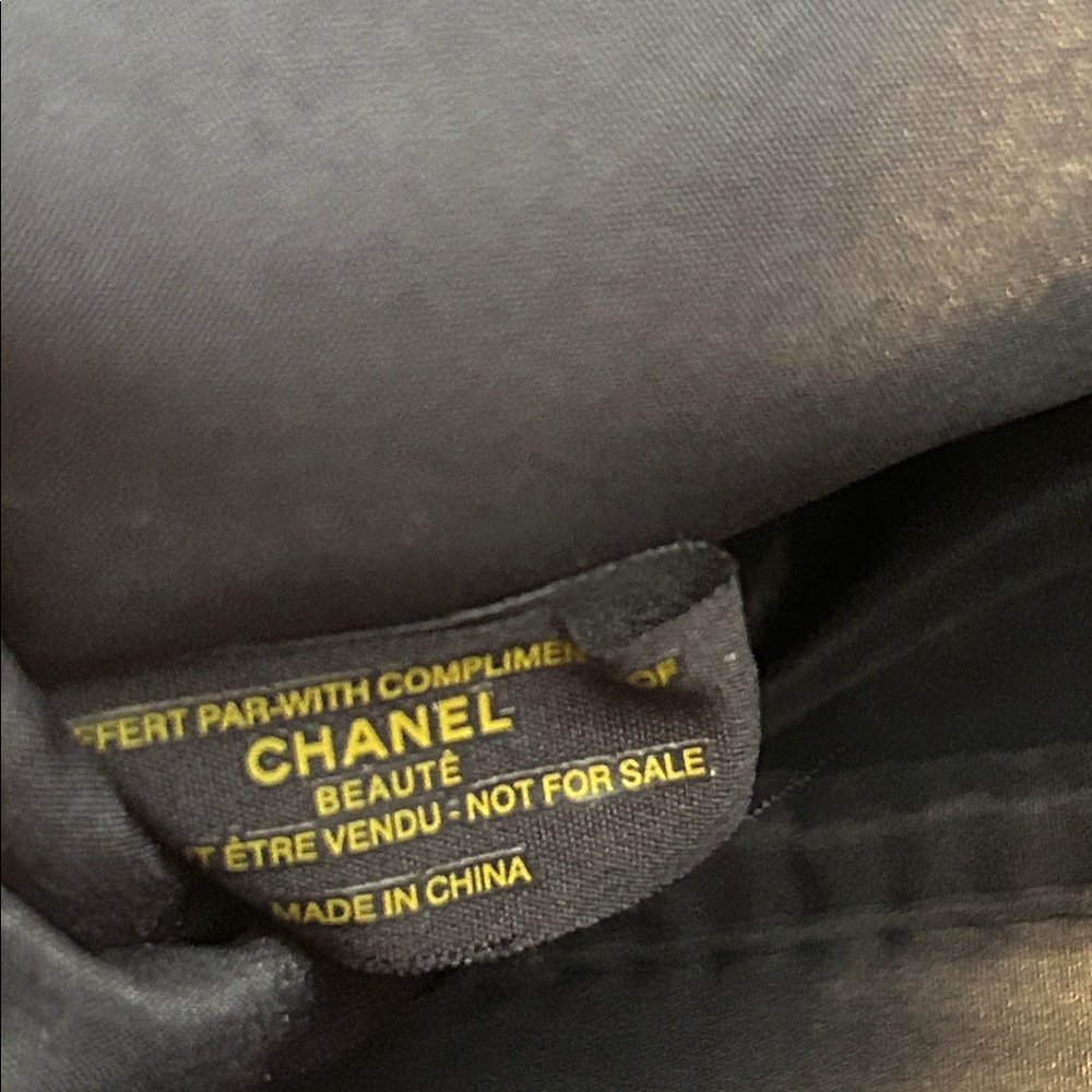 Chanel Beauté Navy Blue Tweed Cosmetic Pouch - Gold VIP Gift NEW in Box - Picture 5 of 10